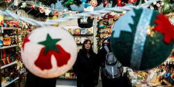 AP-NORC Poll Reveals Consumers Struggling This Holiday Season