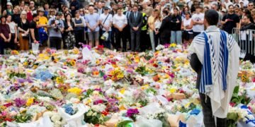 Bondi Attack Suspects Acted Alone, Says Police; Hero Recalls Tackling Gunman
