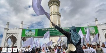 Indonesians Display White Flags Amid Rising Frustration Over Delayed Flood Aid