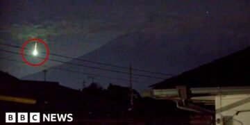 Meteor Illuminates Sky Above Japan's Mount Fuji in Spectacular Display