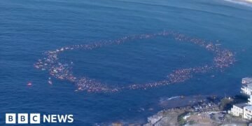 Surfers and Swimmers Honour Victims of Bondi Shooting in Beach Tribute