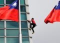 Alex Honnold Completes Rope-Free Ascent of Taipei 101 Skyscraper