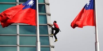 Alex Honnold Completes Rope-Free Ascent of Taipei 101 Skyscraper