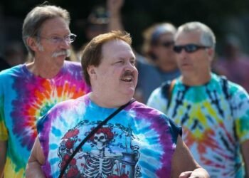 Bob Weir, Grateful Dead Singer and Guitarist, Passes Away at Age [age]