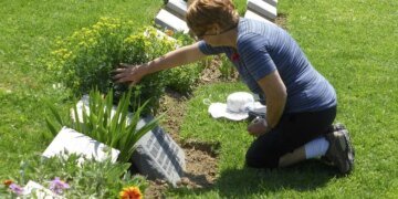 Experts Warn of Burglary Risks Linked to Published Obituaries During Funerals