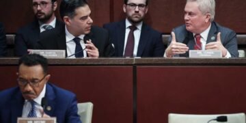 House Oversight Committee Votes to Hold Clintons in Contempt for Subpoenas