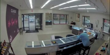 Masked Suspects Ram Car into California Jewellery Store During Heist