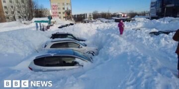 Record Snowfall in Russia's Far East Strands Vehicles and Residents