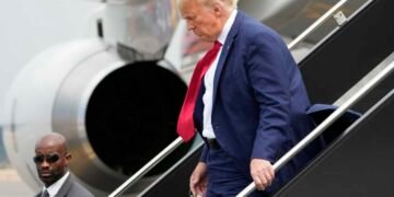 Trump Visits Iowa to Shift Focus from Gun Violence to Economic Issues