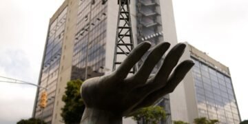 Trump's Venezuela Strategy Relies on US Oil Firms: Can They Meet Expectations?