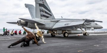 US Military Issues Warning to Iran Before Live-Fire Drills in Strait of Hormuz