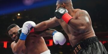 Boxer Loses Hairpiece in Ring, Attributes Incident to Mother's Shampoo