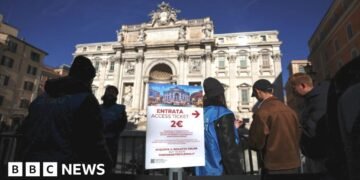Visitors to Rome's Trevi Fountain Face New 'Pay and Smile' Charge